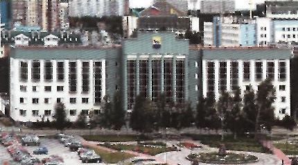 Герб на здании Администрации города Сургута