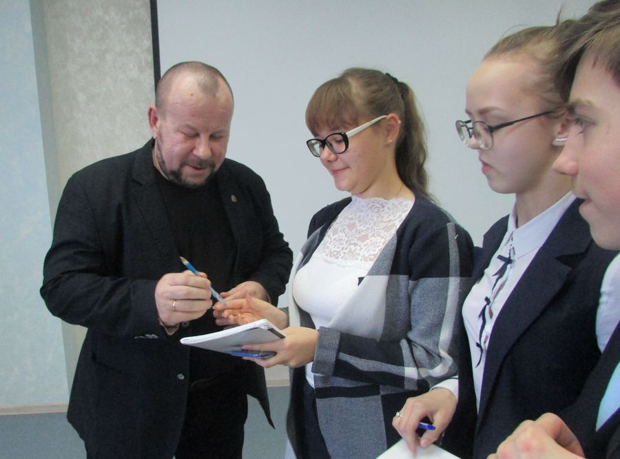 Раздача автографов