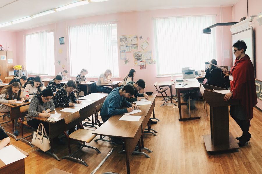 В стенах школы