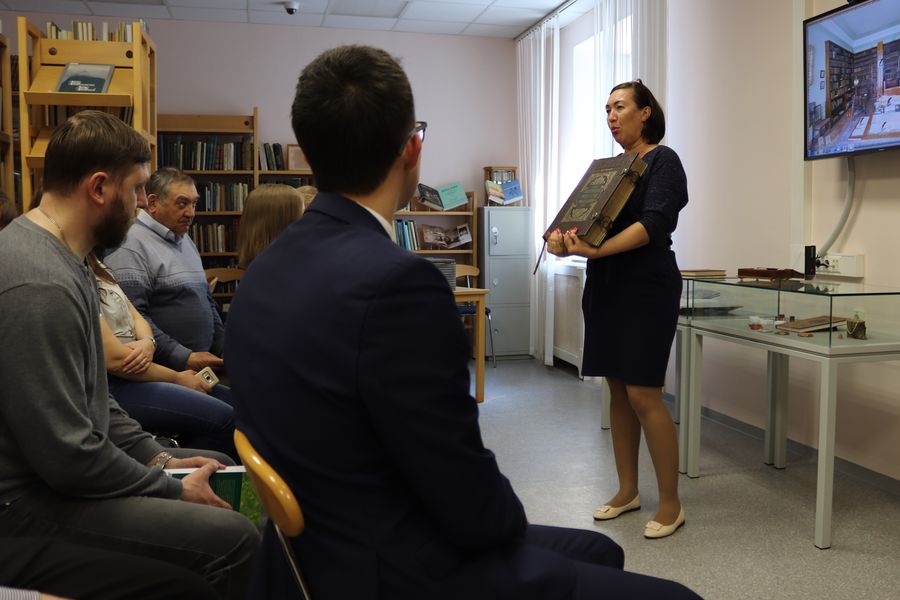 И.Н. Харахордина представляет фонд зала коллекций Сургутской библиотеки