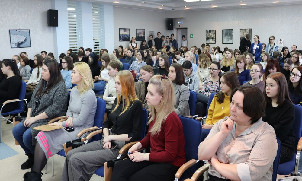Cтуденты Сургутского финансово-экономического колледжа и учащиеся гимназии им. Ф. К. Салманова