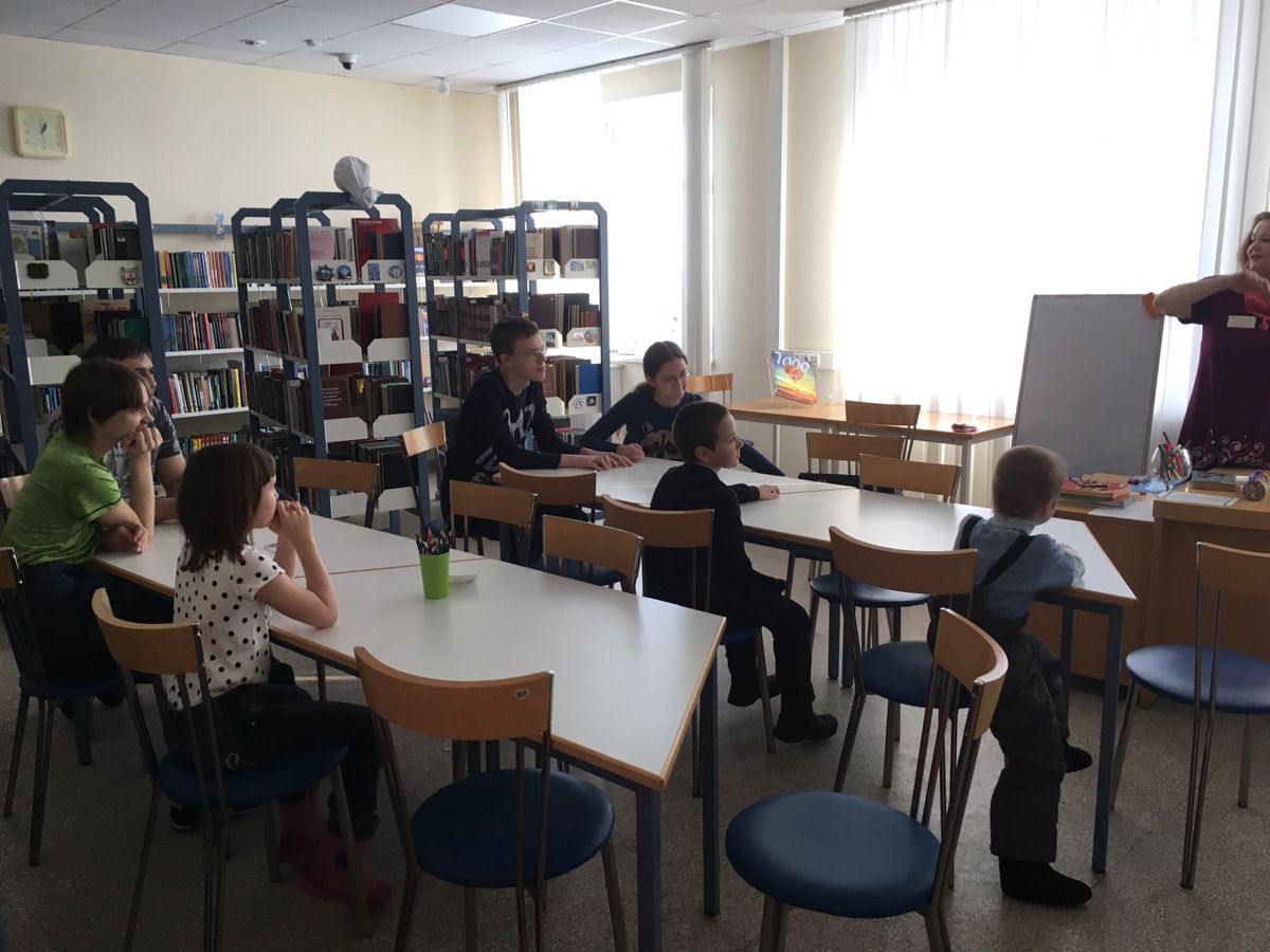 Участники думают над решением головоломки Брейн-квиза