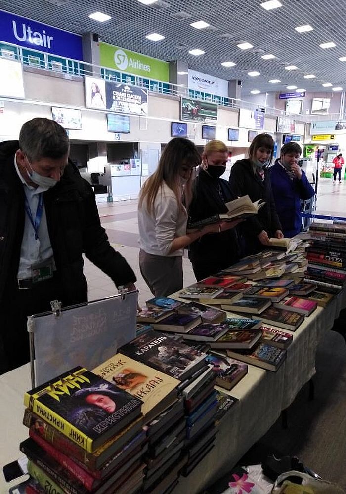 Участники акции ДАРИТЕ КНИГИ С ЛЮБОВЬЮ в аэропорту - 2
