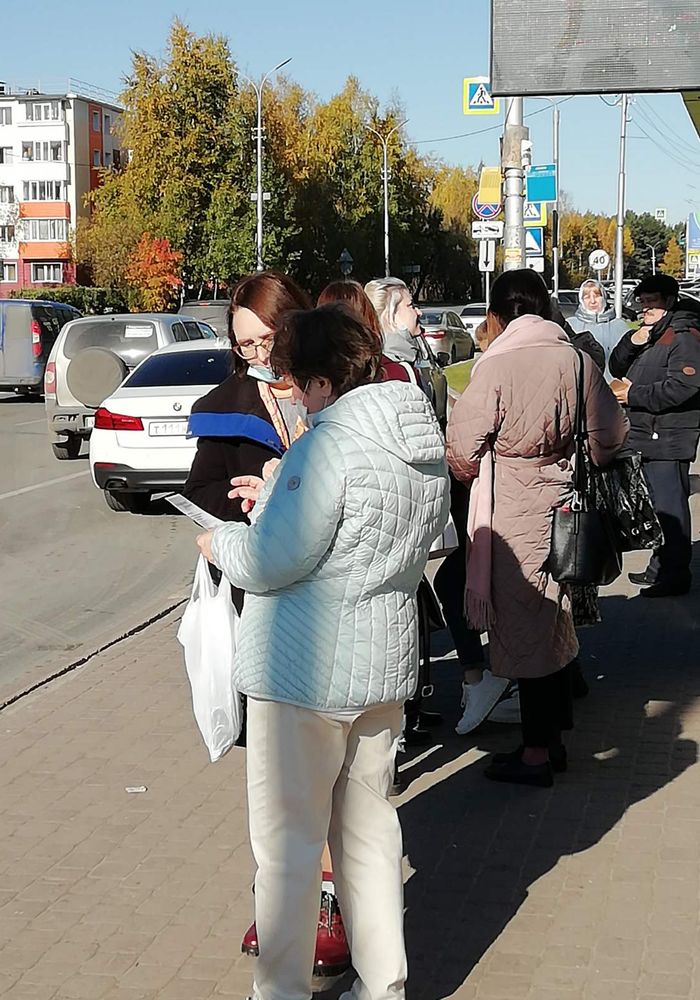 На остановочном комплексе