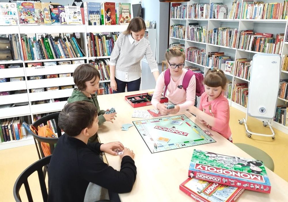 Игра участников клуба в зале детской литературы