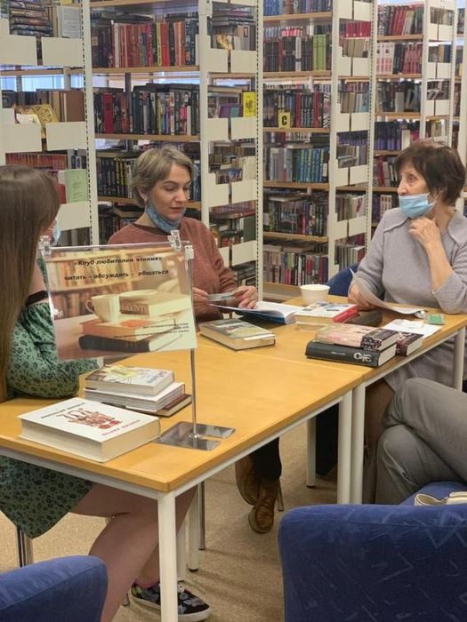 Участники клуба Книжная полка, тема Книга в дорогу