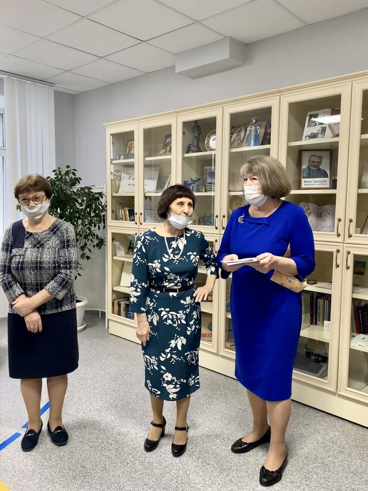 Любовь Юрьевна Кондакова, (в центре), Татьяна Ивановна Сигаева, Галина Николаевна Библая - сотрудники отдела краеведения и библиографии ЦГБ им. А.С. Пушкина.