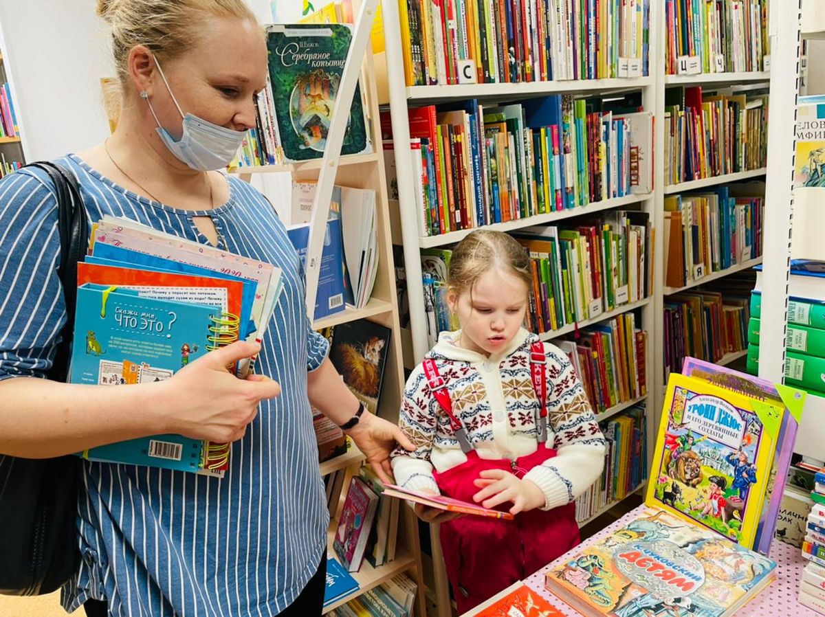 Семья Лупповых выбирает в библиотеке 30 книги в подарок