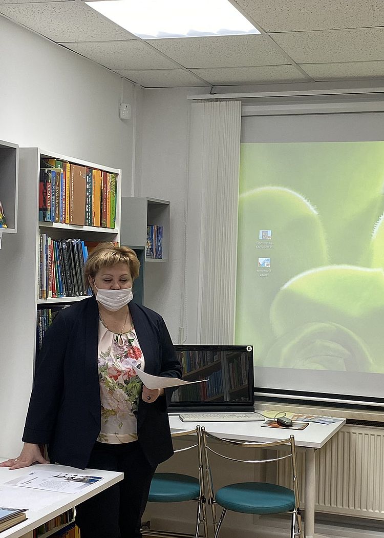 Заместитель директора С.Г. Кузнецова представляет проект Народное чтение