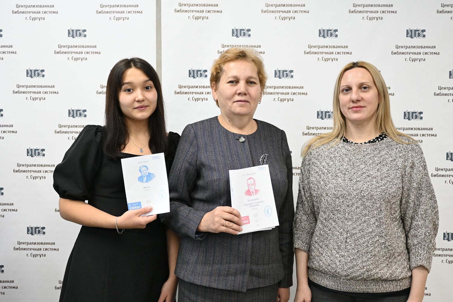 Участники проекта с новыми книгами