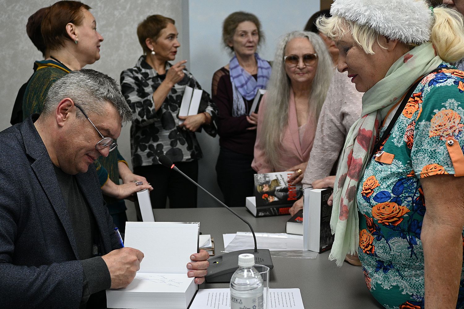 Участники получили отличную возможность уйти с книгой, подписанной автором