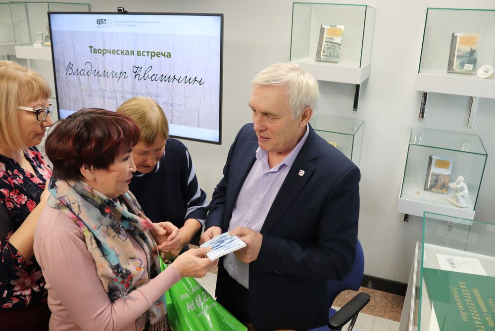 Автограф-сессия по завершении встречи