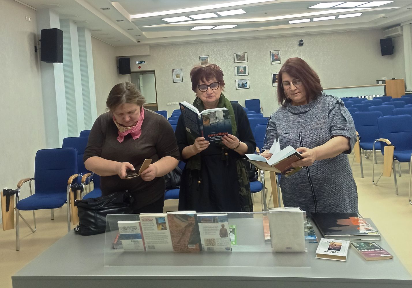 Участники клуба смотрят выставку
