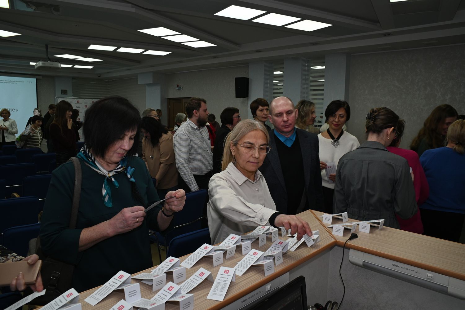 Лотерея. На закладке название произведения. На выходе участники получают свою «О, книжку!»