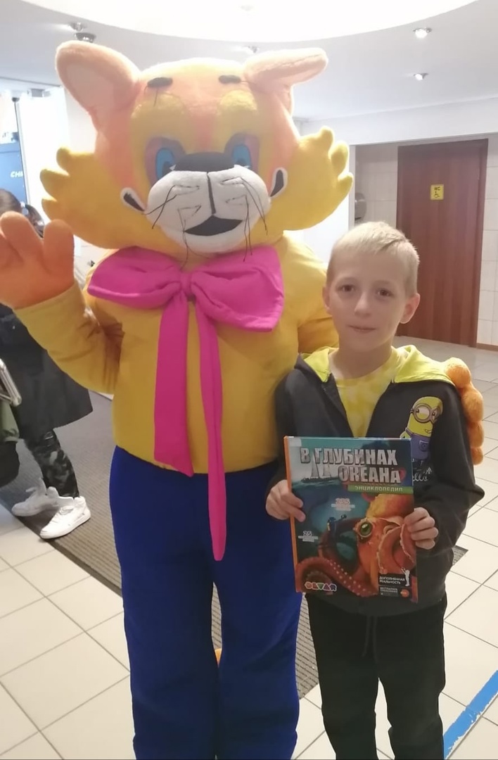 Читающий август