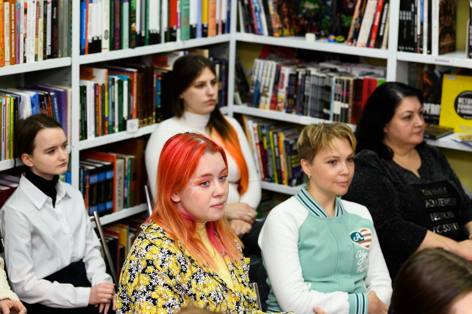 Конкурсанты слушают мнения жюри о своих работах