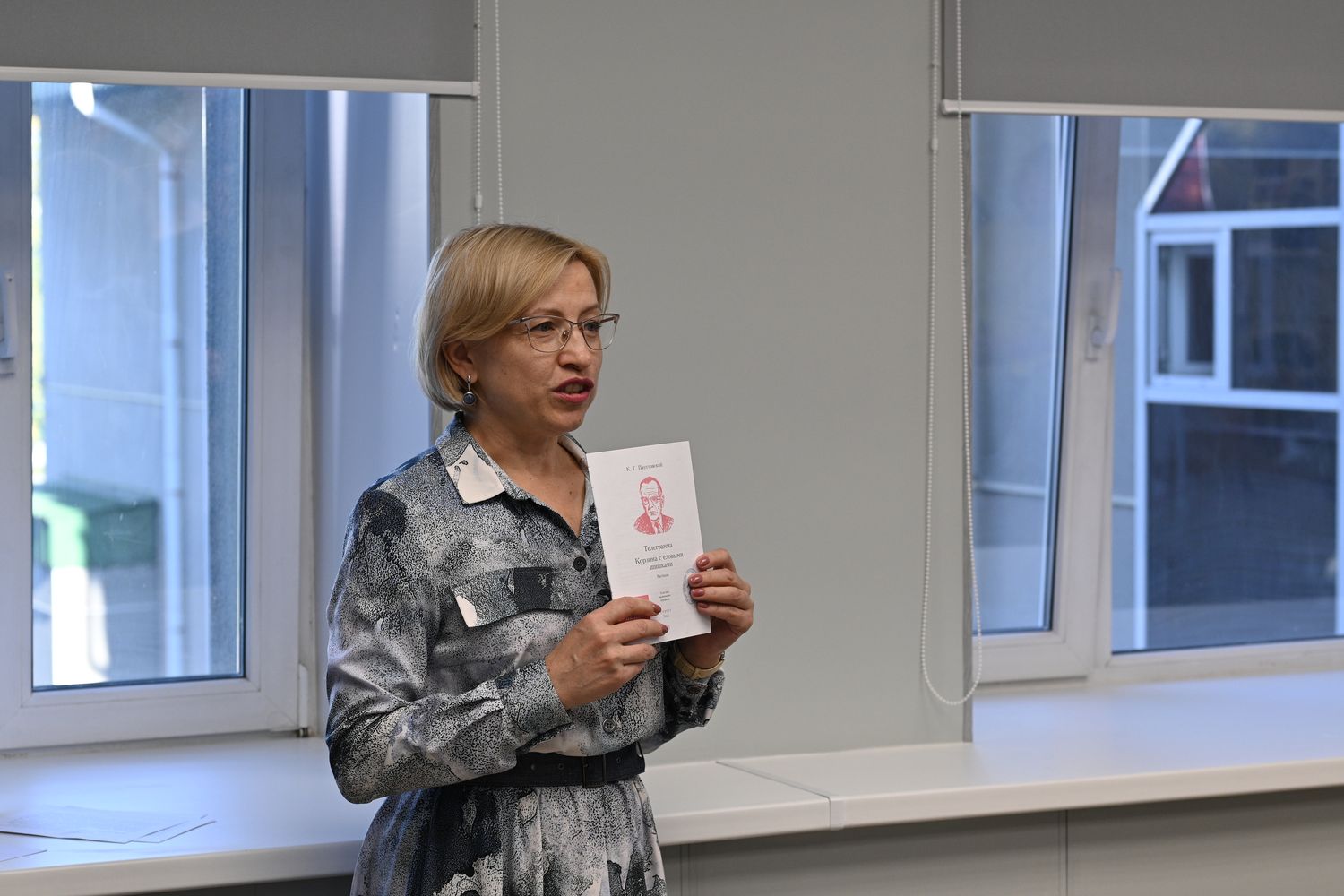 Яна Борисовна Юркевич с изданием «Телеграммы» и «Корзины с еловыми шишками» проекта «Народное чтение»