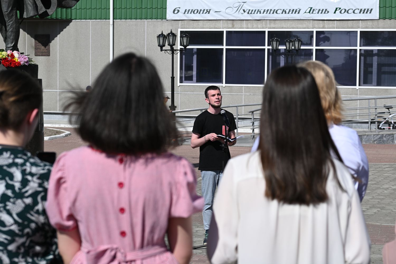 Торжественная церемония возложения цветов, чтец