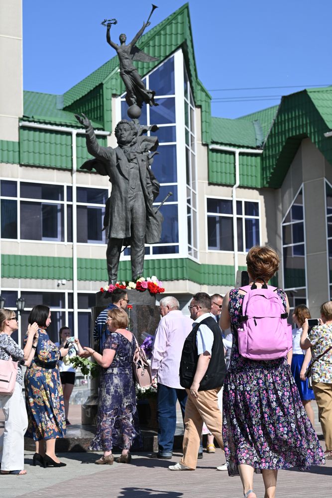 Торжественная церемония возложения цветов