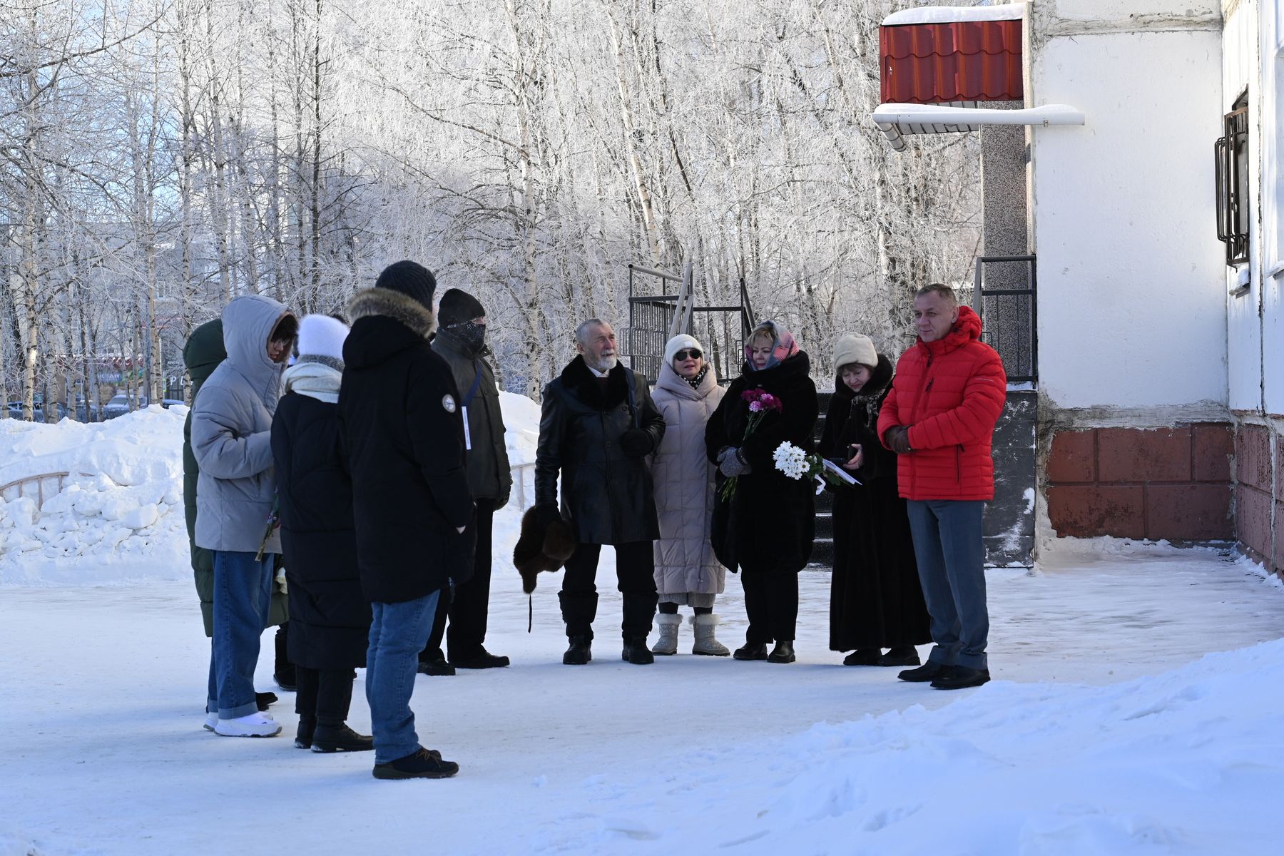 Возложение цветов к мемориальной доске П.А. Суханова