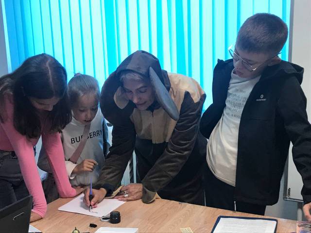 Ребята пробуют написать свое имя перьевой ручкой