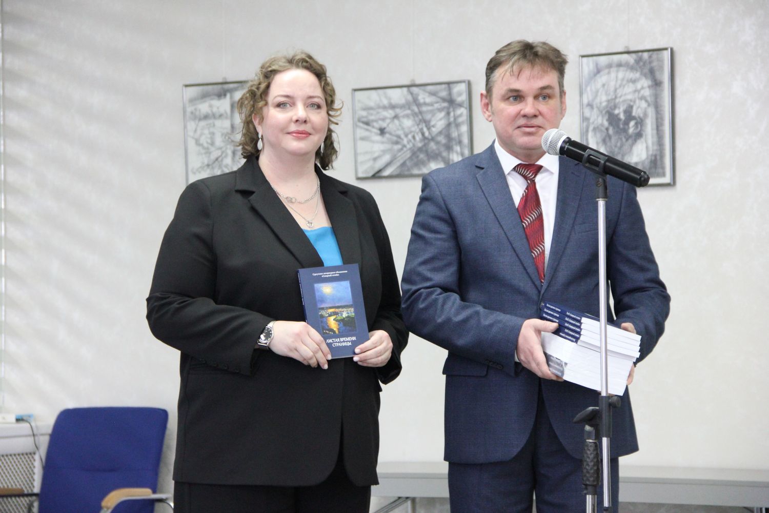 передача сборника сургутским библиотекам