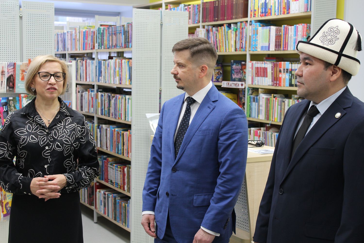 А.А. Акулов председатель комитета культуры г. Сургута У.М. Бакенов советник-консул Я.Б. Юркевич директор МБУК ЦБС