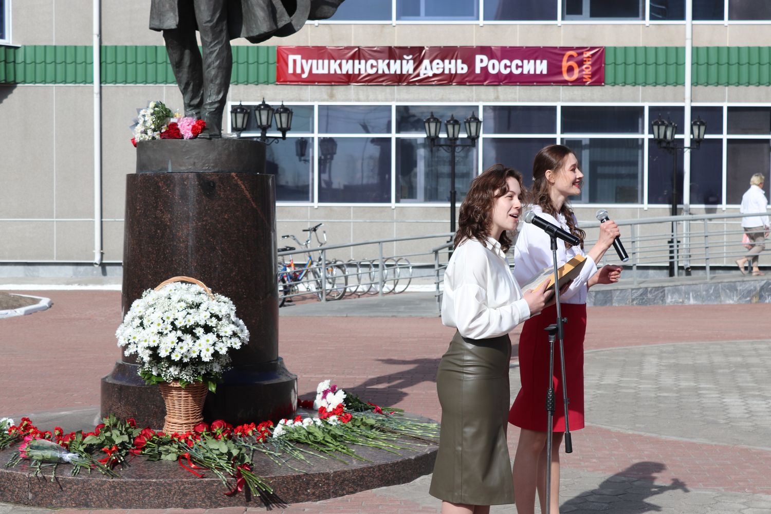 Актрисы сургутского музыкально-драматического театра