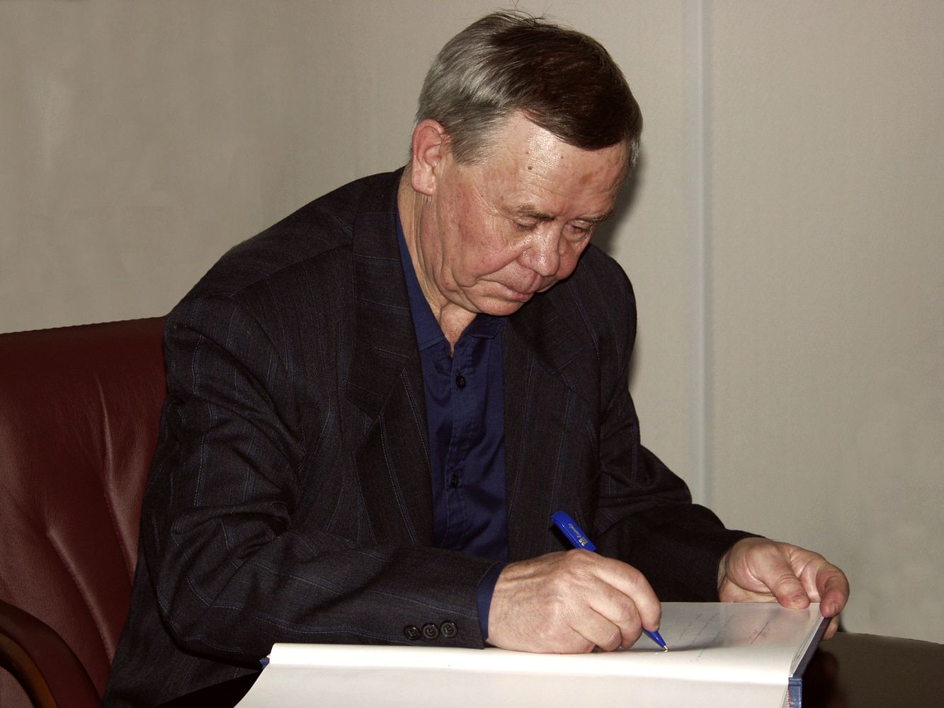 Валентин Григорьевич Распутин в Центральной городской библиотеке им. А. С. Пушкина (2004 г.)