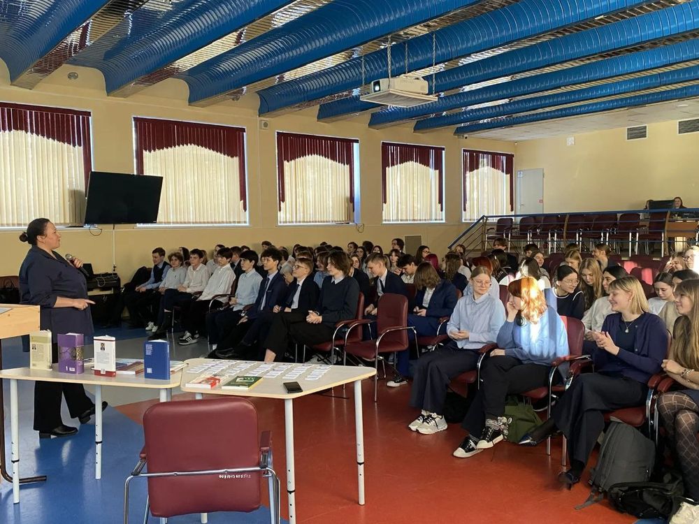 Будущие избиратели на встрече с членом ТИК г. Сургута Ушаковой Н.В.