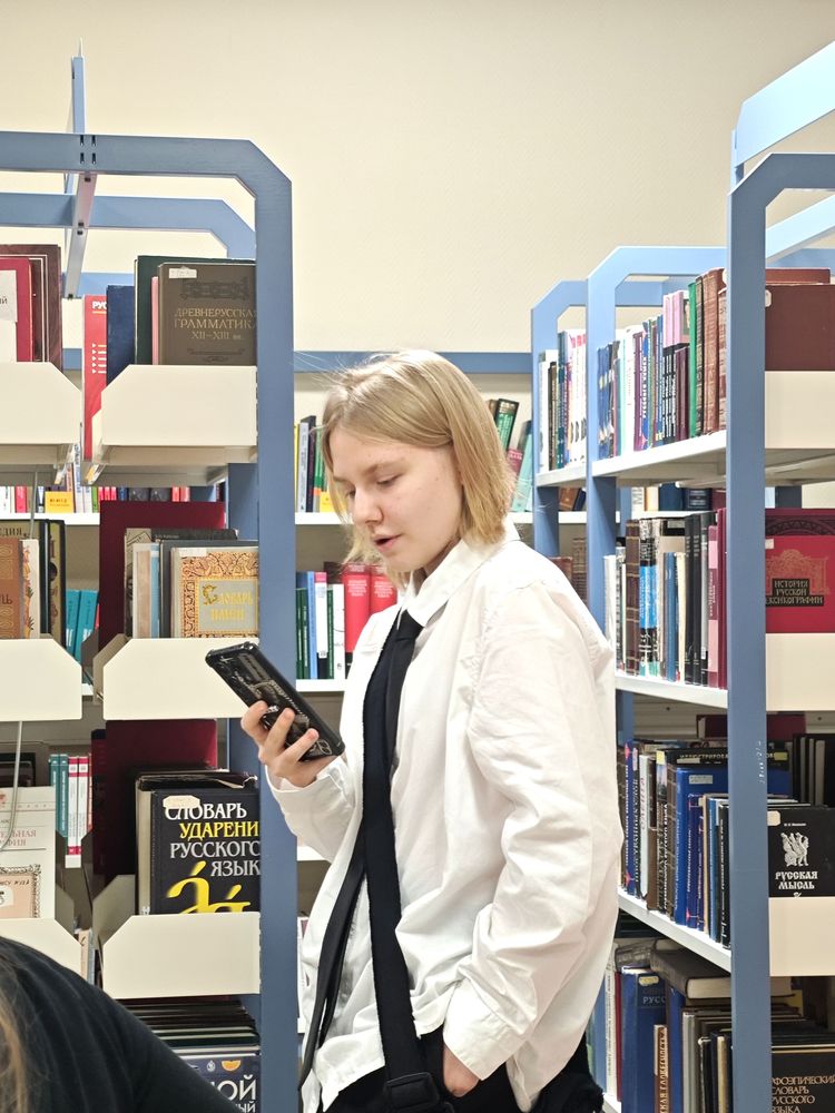 Участница встречи рассказывает о книге Участница встречи рассказывает о книге