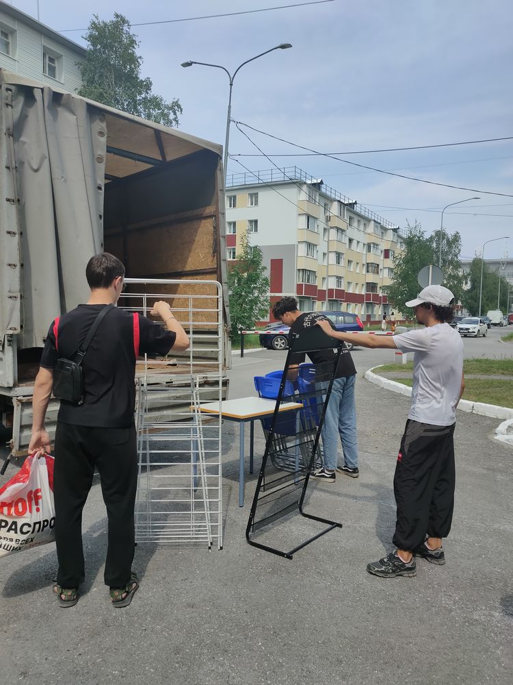 Погрузка оборудования у здания библиотеки Погрузка оборудования у здания библиотеки