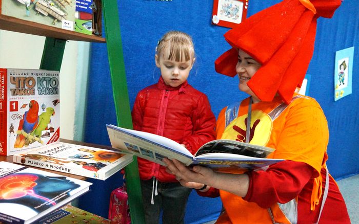 Петушок читает книгу