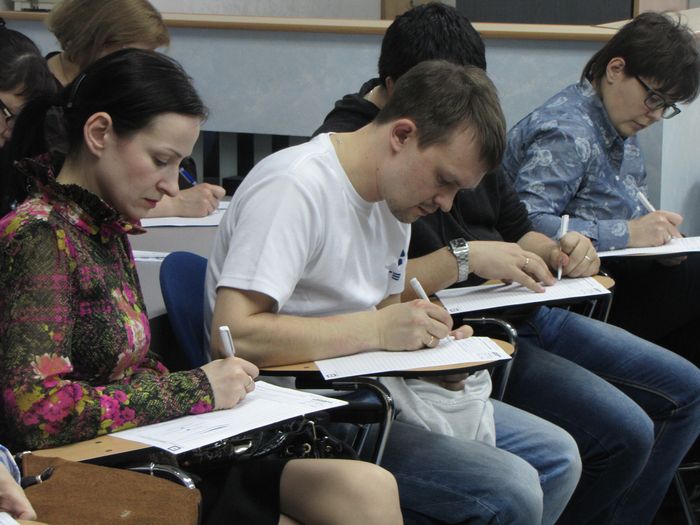 Посетители пишут диктант