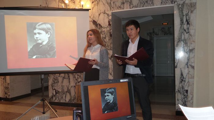 Салаватова Малика и Юманбетов Исраил рассказывают биографию Киплинга