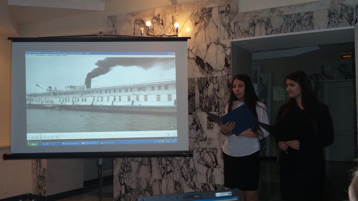Уматалиева Диана и Фаттаева Нурана читают стихотворение ЦЫГАНСКИЙ СЛЕД