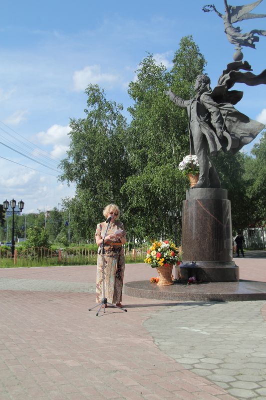  Возложение цветов к памятнику Поэту