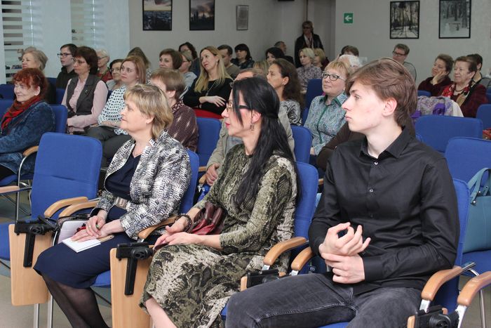 В первом ряду слева направо - А.В. Лазарева, поэтесса, член Союза писателей России, С.П. Суханова, дочь поэта, А.П. Суханов, сын поэта