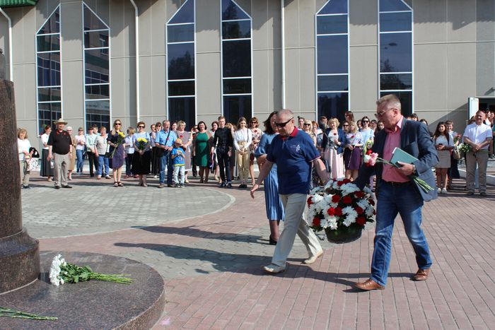 Торжественное возложение цветов к памятнику А.С. Пушкину