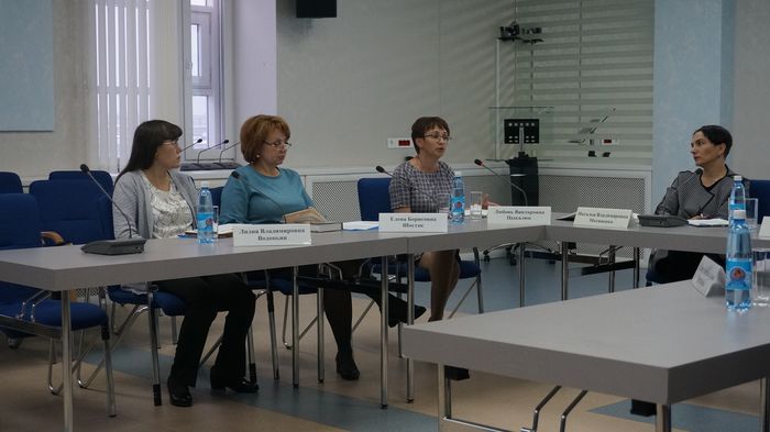 Участники читательской конференции о современной поэзии