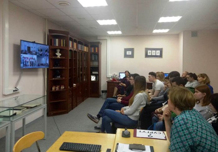 На другом конце связи - французская группа студентов