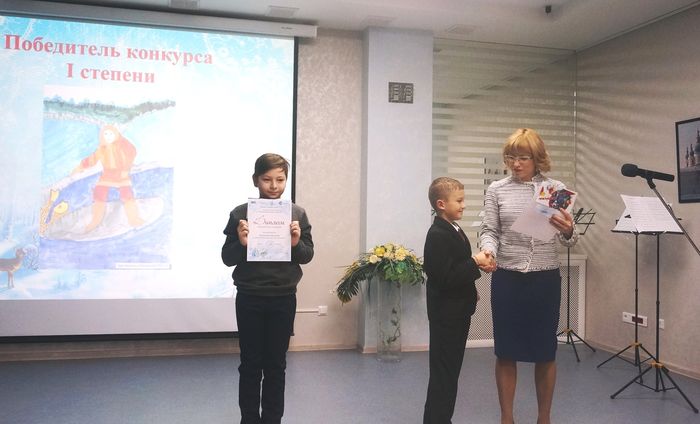 Победители Александр Пухленкин и Михаил Воробьев, зам. директора по библиотечной деятельности МБУК ЦБС Яна Борисовна Юркевич