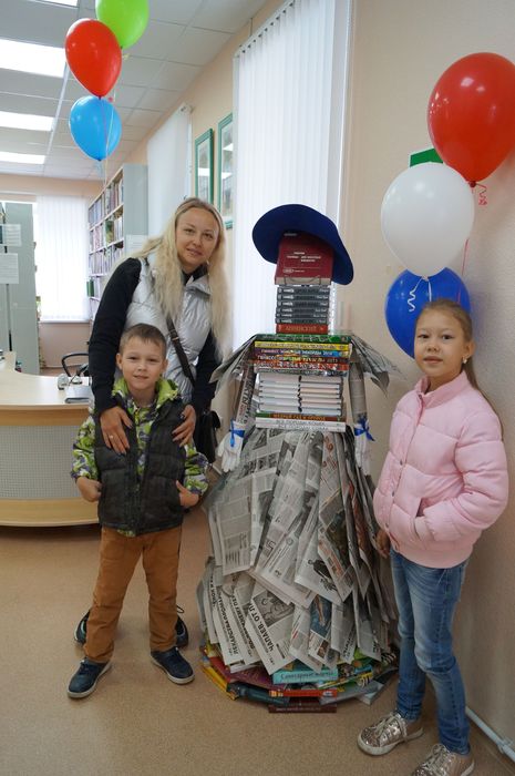Дети и взрослые на празднике