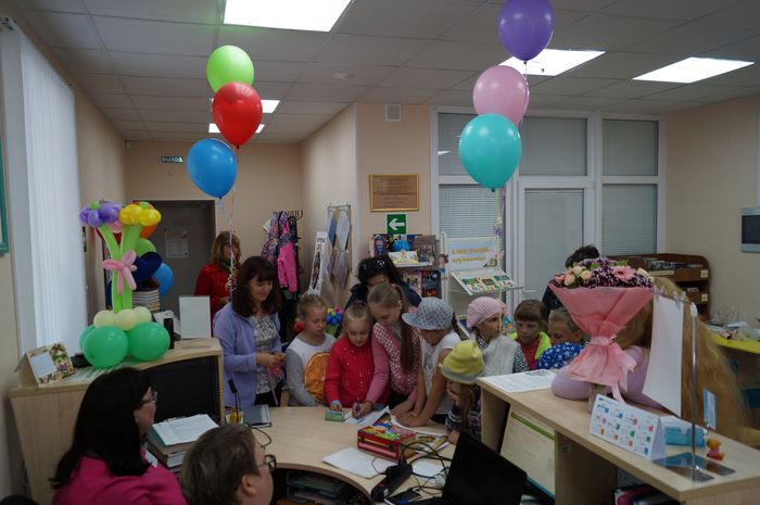 Дети и взрослые на празднике