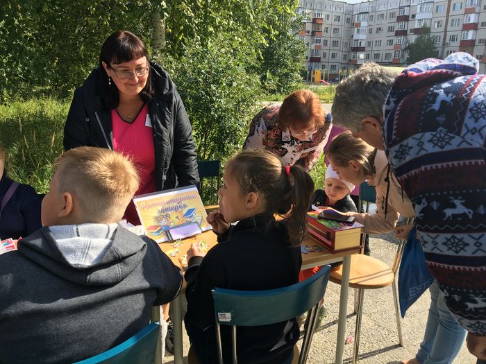Дети и взрослые на празднике