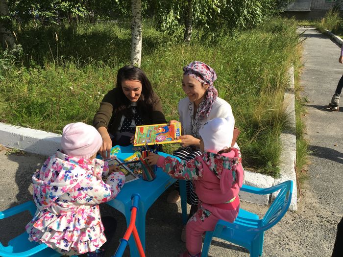Дети и взрослые на празднике