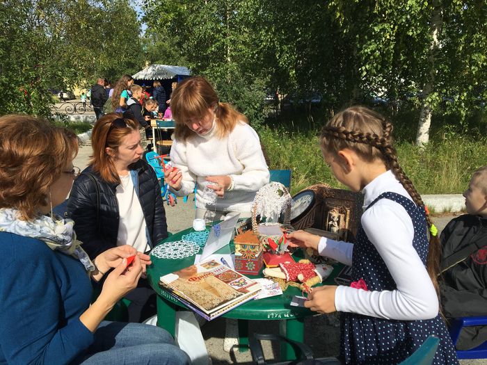 Дети и взрослые на празднике