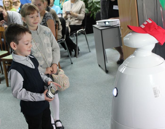 Rbot-192 общается с посетителями