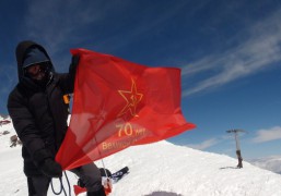 Флаг Победы на вершине Эльбруса май 2015