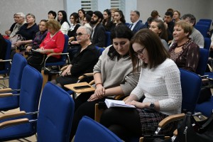 Участники встречи во время декламации стихов практиковались в чтении на армянском языке